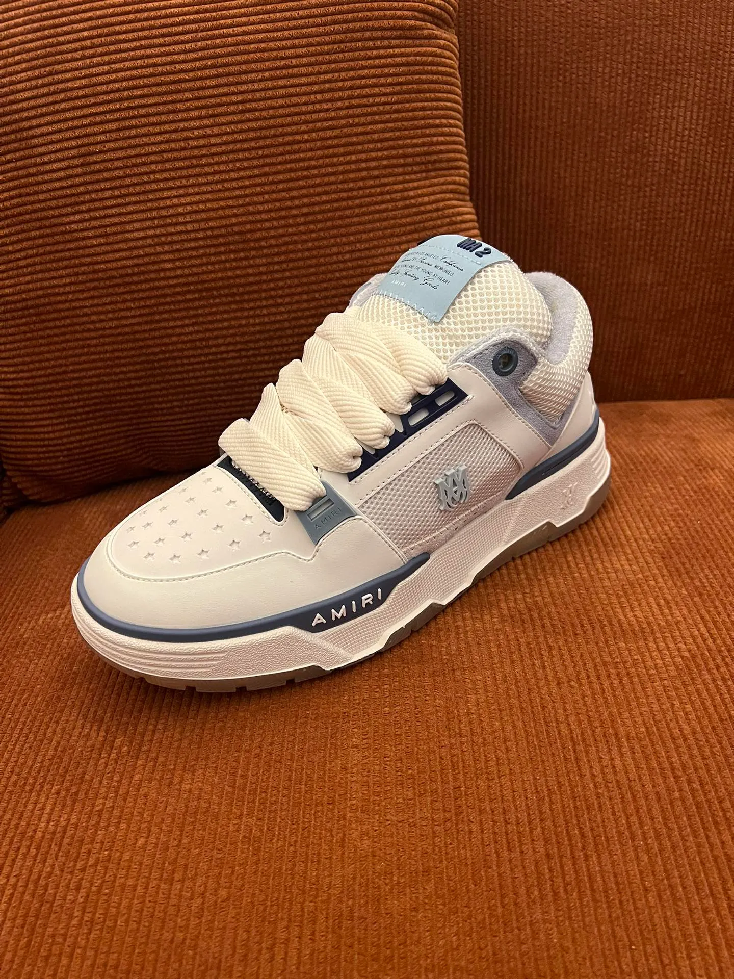 p620💰Men's shoes Amiri Emile's 2023 spring and summer new MA-1 bread shoes, couple models, casual sports shoes, sneakers Amiri gave up the rock punk style in the new season and used a large number of unsaturated colors, Morandi tones, whether you see or wear them, it will make people very happy. The large tongue of the bread shoes continues, shortens the length of the shoe body, thickens the midsole, and the toe part is more rounded. Amiri's brand letters and MA logo appear on the side of the shoe. Fabric: Original customized imported first-layer cowhide + mesh. Lining: Original customized breathable towel lining. Outsole. Foam combination material. Bottom thickness: 4CM. Size: Men's 39-45